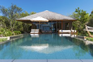 foto über den pool von einer privaten villa im luxuriösen modernen designer hotel und resort auf den turks- und caicosinseln in der karibik mit kristall klaren wasser